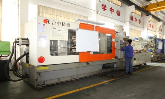 Taichung precision machine 450T injection molding machine